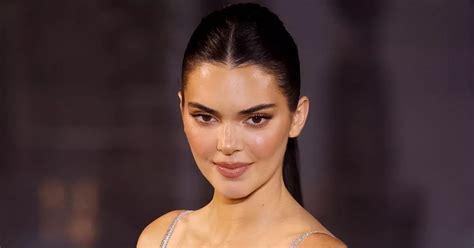 kendall nuda|Kendall Jenner poses completely naked as she flashes bum。